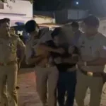 महिला से छेड़छाड़ का VIDEO वायरल, खतौली पुलिस ने आरोपी को दबोचा; गिरफ्तारी के बाद हाथ जोड़कर माफी मांगते VIDEO ने मचाई चर्चा