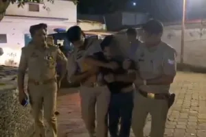 महिला से छेड़छाड़ का VIDEO वायरल, खतौली पुलिस ने आरोपी को दबोचा; गिरफ्तारी के बाद हाथ जोड़कर माफी मांगते VIDEO ने मचाई चर्चा