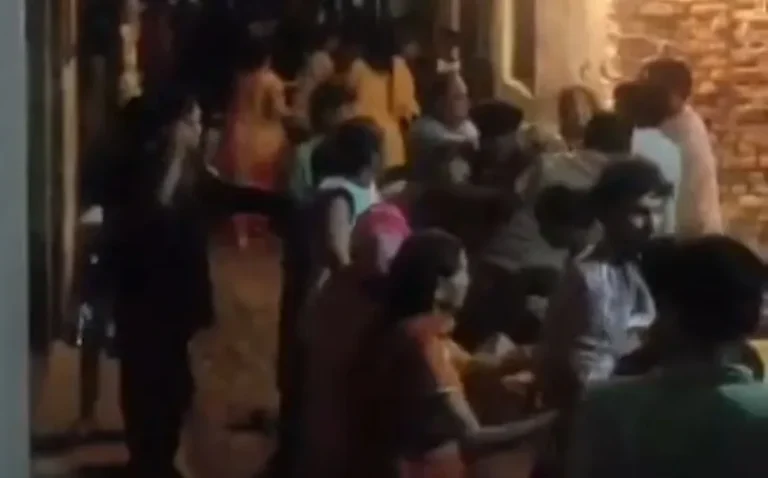 मुजफ्फरनगर के रामलीला टिल्ला में देर रात बवाल, पुलिस के सामने भी भिड़ते रहे दो पक्ष; वीडियो वायरल, 3 गिरफ्तार