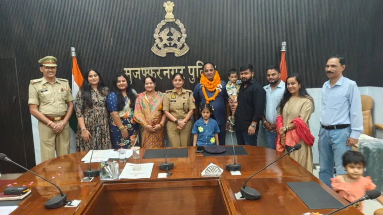 लंबी पुलिस सेवा के बाद दरोगा दिनेश कुमार हुए रिटायर, मुजफ्फरनगर पुलिस लाइन में सम्मान और भावुक विदाई
