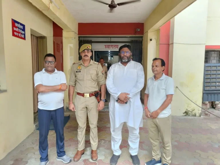 मुजफ्फरनगर में विवादित होर्डिंग को लेकर सपा-भाजपा समर्थक आमने-सामने, तीन पर कार्रवाई; 20-20 हजार के मुचलके पर पाबंद