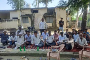 मुजफ्फरनगर के अकबरगढ़ में सरकारी भवनों से गेट-खिड़कियां गायब! ग्रामीणों का धरना, ग्राम प्रधान पर आरोप; जांच की मांग