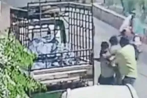 मुजफ्फरनगर में स्कॉर्पियो से रास्ता रोककर युवक को कार से खींचा बाहर, फिर बेरहमी से पीटा! CCTV में कैद हुई पूरी वारदात