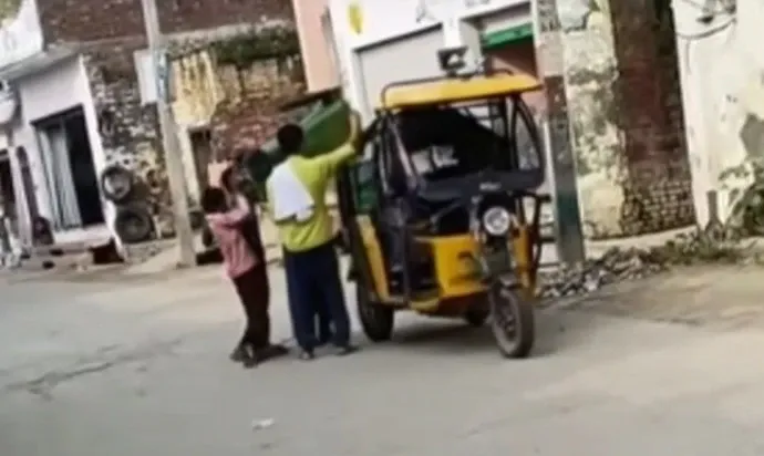 सिसौली के स्कूल में पढ़ाई छोड़ कूड़ा उठाते दिखे बच्चे! वायरल वीडियो ने मचाया हड़कंप, शिक्षा व्यवस्था पर उठे सवाल
