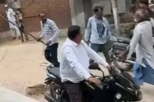 मुजफ्फरनगर में विवाहिता पर धारदार हथियार से हमला, पुलिस के दौड़ाकर पकड़ने का VIDEO वायरल; तीन तलाक समेत गंभीर आरोप