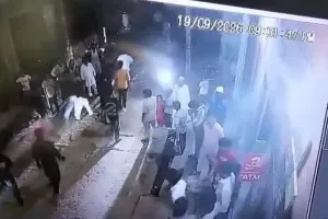 मुजफ्फरनगर में युवक की सामूहिक पिटाई का VIDEO वायरल, घर से निकलते ही घेरा; 15-20 लोगों की मौजूदगी का दावा