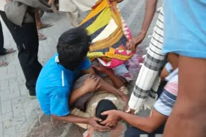 मुजफ्फरनगर के बामनहेड़ी डिपो में हादसा: ट्रक की चपेट में आया युवक, हालत नाजुक; मेरठ रेफर, वेंटिलेटर पर इलाज