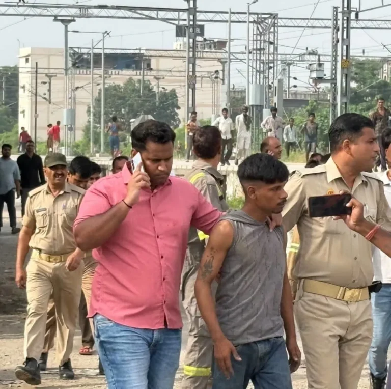 मुजफ्फरनगर रेलवे स्टेशन के पास टावर पर चढ़ा युवक! 4 घंटे तक चला हाईवोल्टेज ड्रामा, पुलिस ने सुरक्षित उतारा