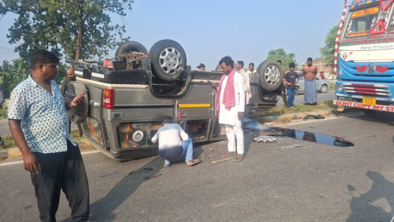 मीरजापुर में टैंकर को ओवरटेक करते समय पलटी बोलेरो, चार बच्चों समेत परिवार के 10 लोग घायल