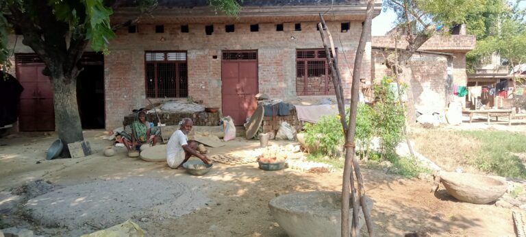 दूसरों के घर रोशन करते हैं मिट्टी के दीये, खुद अंधेरे में कुम्हार की जिंदगी! दो बार आवेदन के बाद भी नहीं मिला इलेक्ट्रॉनिक चाक