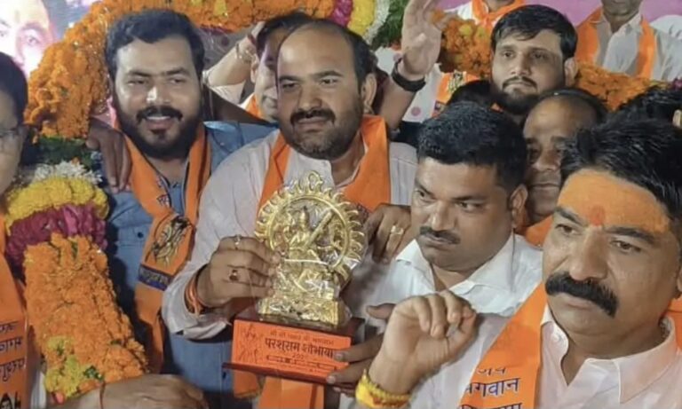 हाथरस के सादाबाद में निकली भगवान परशुराम की भव्य शोभायात्रा, मंत्री मनोज पांडेय हुए शामिल