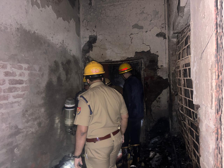गाजियाबाद की फैक्ट्री में भीषण आग, सात दमकल गाड़ियों ने कई घंटे की मशक्कत के बाद पाया काबू