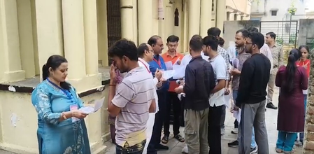 मथुरा में कड़ी सुरक्षा के बीच PET-2026 परीक्षा शुरू, 33 केंद्रों पर 84,816 अभ्यर्थी देंगे परीक्षा