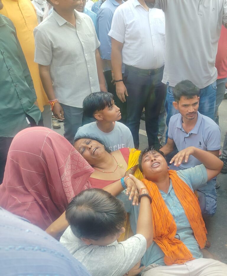 देवरिया में RSS कार्यकर्ता की हत्या से शादी की खुशियां मातम में बदलीं, होने वाली बहू ने धरने में उठाई आवाज