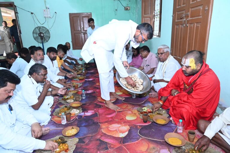 357 साल बाद हुआ खानदान का मिलन, 8 पीढ़ियों बाद बिछड़े रिश्तेदार मिले; जौनपुर में भावुक हुआ परिवार