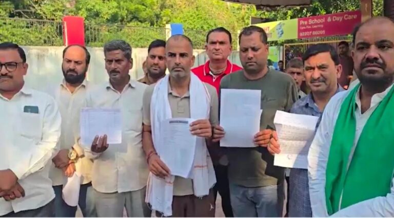 ग्रेटर नोएडा PNB घोटाला: खाताधारकों के करोड़ों रुपये गायब होने का आरोप, बैंक के बाहर हंगामा; मैनेजर-कर्मचारियों पर कार्रवाई