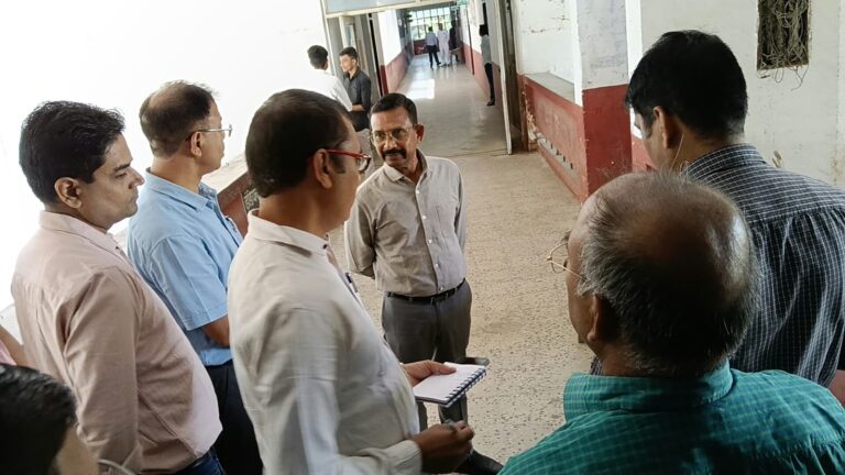 हमीरपुर में डीएम का विकास भवन पर छापा, 10 अनुपस्थित कर्मचारियों पर कार्रवाई के निर्देश; व्यवस्थाएं सुधारने को 15 दिन का अल्टीमेटम