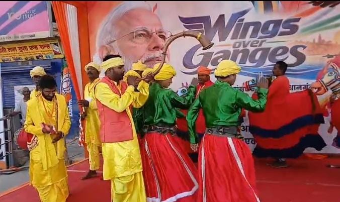 वाराणसी पहुंचे PM मोदी, 150 करोड़ की अरविंद लिमिटेड यूनिट का करेंगे उद्घाटन; गंगा के ऊपर दिखेगा वायुसेना का दम