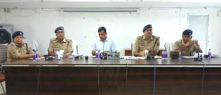 देवरिया में एमएलसी चुनाव को लेकर पुलिसकर्मियों की ब्रीफिंग, सुरक्षा व्यवस्था के निर्देश