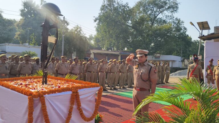 जौनपुर पुलिस लाइन में पुलिस स्मृति दिवस पर शहीदों को श्रद्धांजलि, एसपी डॉ. यशवीर सिंह ने किया नमन