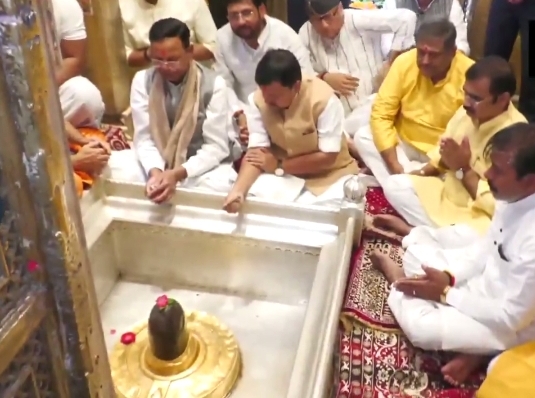 भाजपा अध्यक्ष नितिन नवीन ने काशी विश्वनाथ मंदिर में किए दर्शन-पूजन, त्योहारों की तैयारियों की ली जानकारी