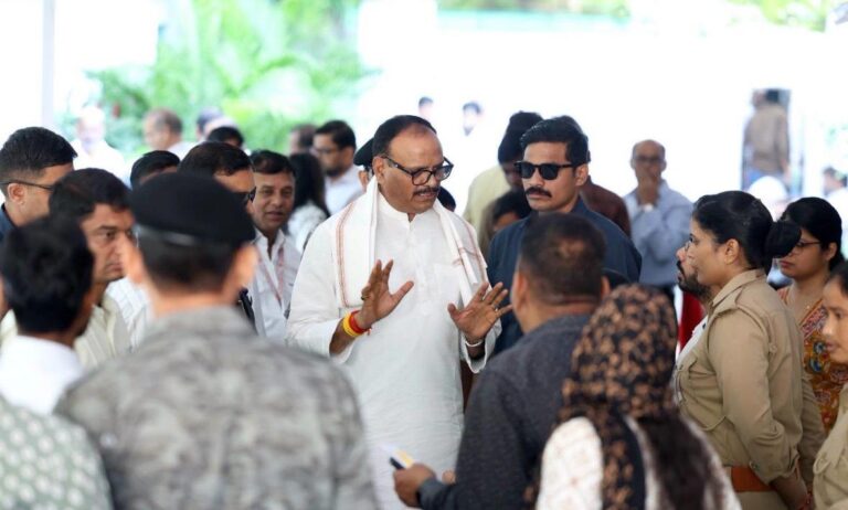 नवरात्र के दूसरे दिन डिप्टी सीएम ब्रजेश पाठक ने की जनसुनवाई, अधिकारियों को दिए त्वरित समाधान के निर्देश