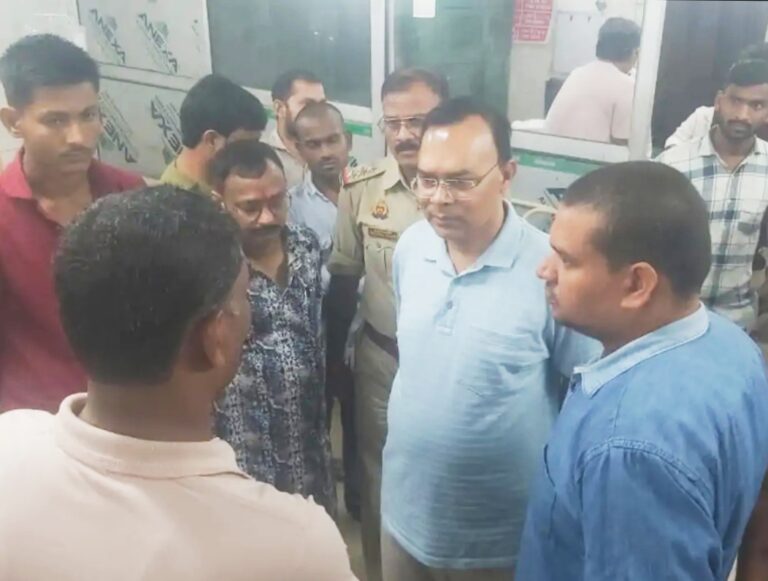 बलरामपुर में नवरात्रि पंडाल में घुसी तेज रफ्तार कार, तीन की मौत, चार घायल