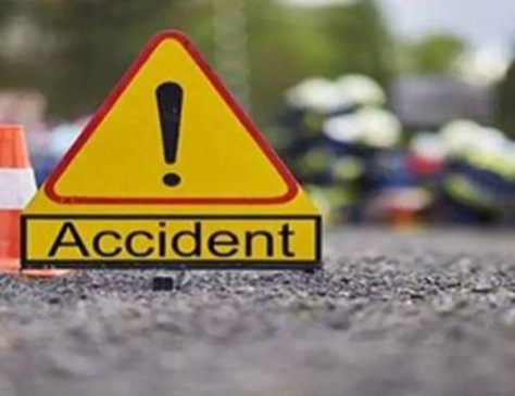 जौनपुर में तेज रफ्तार बाइक पेड़ से टकराई, 50 वर्षीय व्यक्ति की मौत, बेटा समेत दो घायल