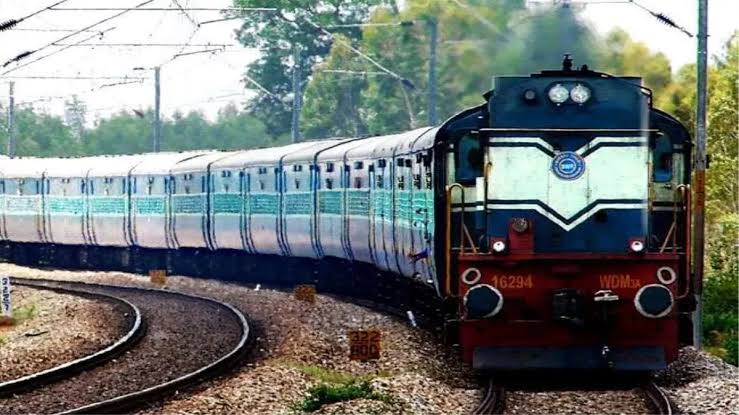 कोहरे में थमेंगी 16 ट्रेनों की रफ्तार! मुरादाबाद रेल मंडल में दिसंबर से तीन महीने तक कई गाड़ियां निरस्त, सफर से पहले देखें लिस्ट
