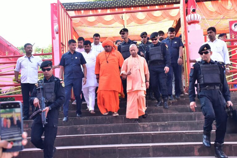 नवरात्रि के पहले दिन देवीपाटन शक्तिपीठ पहुंचे सीएम योगी, मां पाटेश्वरी की पूजा कर मांगी सुख-समृद्धि