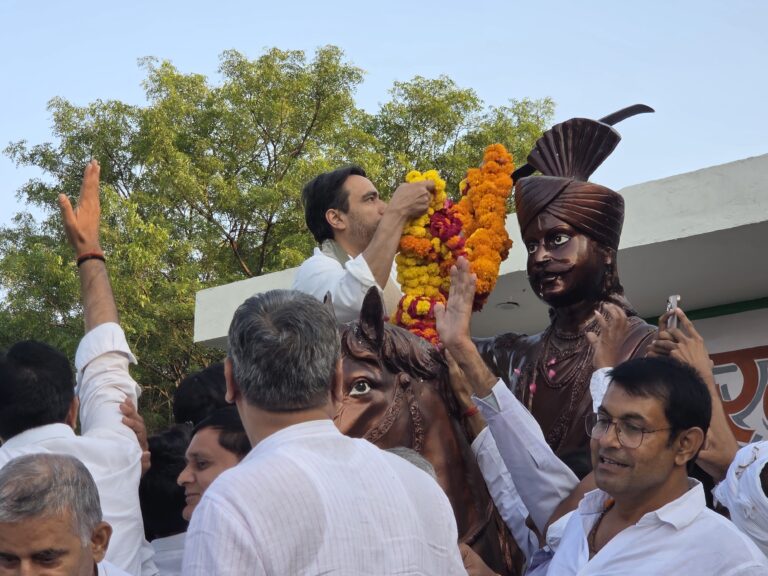 NCERT की किताबों में वीर गोकुला जाट की वीरगाथा शामिल होने पर जयंत चौधरी ने बिसावर पहुंचकर किया नमन