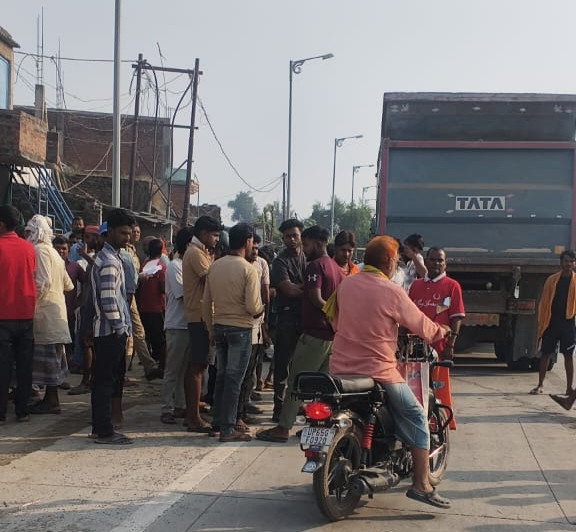 मिर्जापुर में भीषण सड़क हादसा, हाइवा ने बाइक सवारों को कुचला; एक की मौत, पिता-पुत्र गंभीर