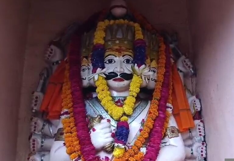 कानपुर का दशानन मंदिर दशहरे पर ही खुला, रावण की पूजा के लिए उमड़े श्रद्धालु