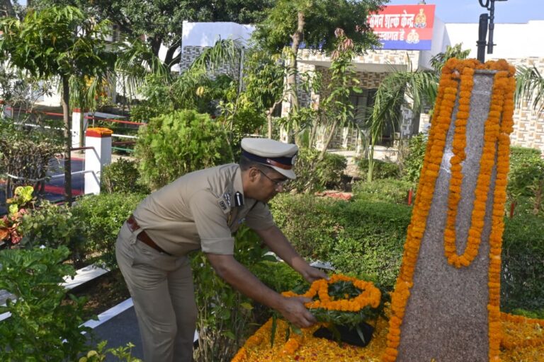 बस्ती पुलिस लाइन में पुलिस स्मृति दिवस पर शहीदों को श्रद्धांजलि, डीआईजी संजीव त्यागी ने किया नमन