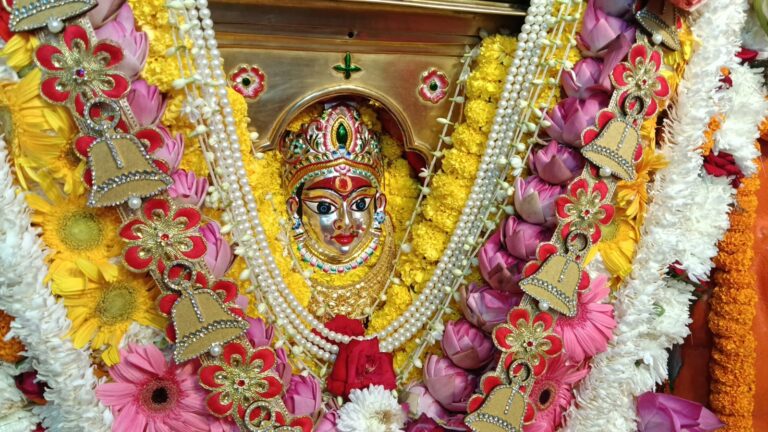 नवरात्र के तीसरे दिन काशी में मां चंद्रघंटा के दर्शन को उमड़ी भीड़, लक्खी चौतरा तक लगी कतारें