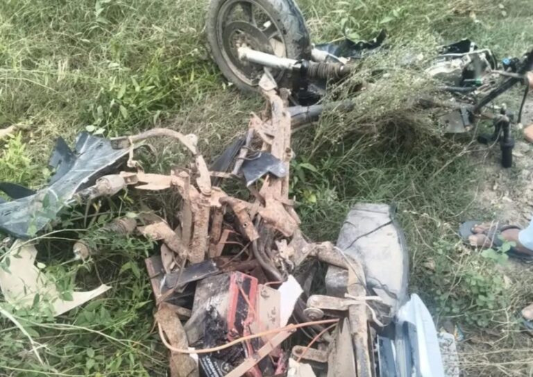 हाथरस में तेज रफ्तार ट्रक ने स्कूटी सवार किसान को रौंदा, मौके पर मौत; तीन बच्चों के सिर से उठा पिता का साया