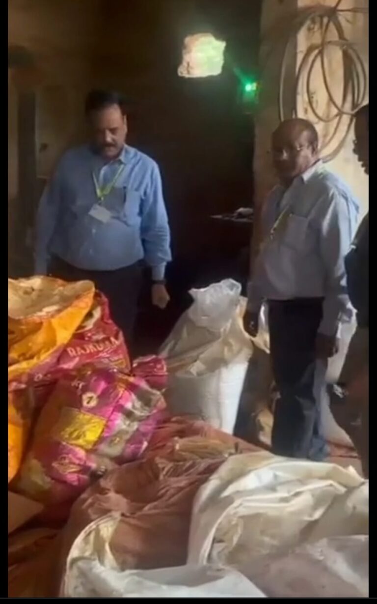 नोएडा में मिलावटी मसाला फैक्ट्री का भंडाफोड़, भूसी और लकड़ी के बुरादे से बनाते थे नकली मसाले