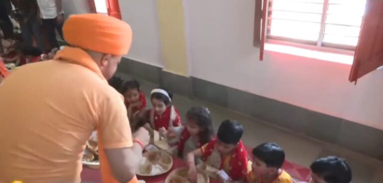 गोरखनाथ मंदिर में सीएम योगी ने किया कन्या पूजन, नौ दुर्गा स्वरूपा बालिकाओं के पखारे पांव