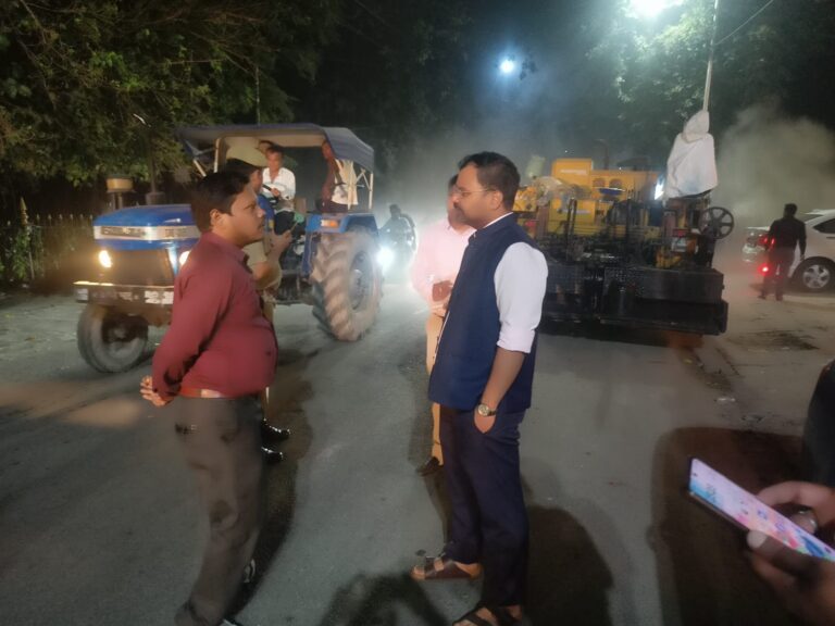 कानपुर में सड़क मरम्मत में देरी बर्दाश्त नहीं, नगर आयुक्त ने रात में किया निरीक्षण; तय समय में काम पूरा करने के निर्देश