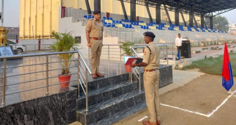 गोरखपुर में SSP ने परखी पुलिस की फिटनेस और मुस्तैदी, परेड का निरीक्षण कर UP-112 समेत कई इकाइयों को दिए निर्देश