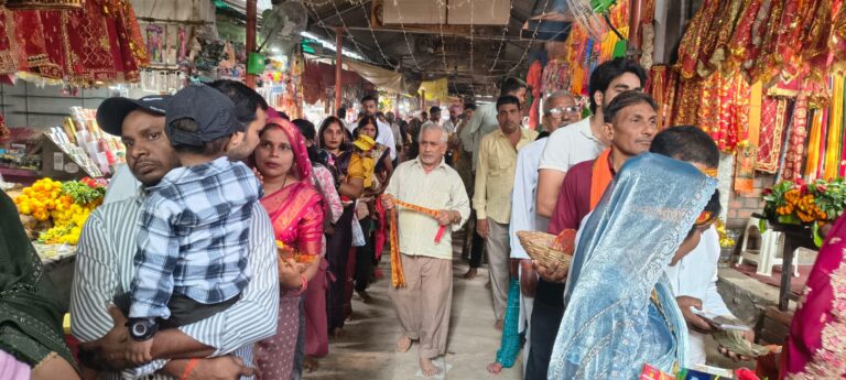 जौनपुर के मां शीतला चौकियां धाम में उमड़ी भक्तों की भीड़, चार घंटे में 6 हजार श्रद्धालुओं ने किए दर्शन