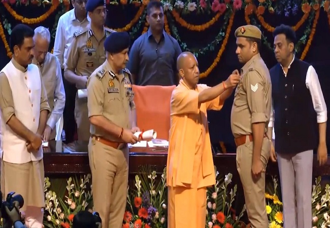 लखनऊ में CM योगी ने पुलिसकर्मियों को वीरता पदक से किया सम्मानित, 87 इंटरसेप्टर वाहनों को दिखाई हरी झंडी
