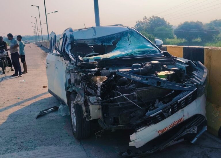 मीरजापुर में तेज रफ्तार एक्सयूवी ट्रक में घुसी, चालक की मौत; तीन साथी घायल