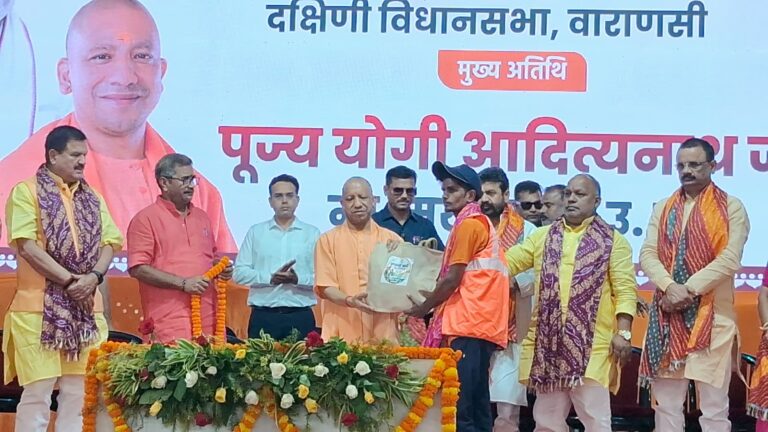 CM योगी का सफाईकर्मियों को बड़ा तोहफा, 16 हजार रुपये मानदेय के साथ PF, बीमा और इलाज की सुविधा का ऐलान