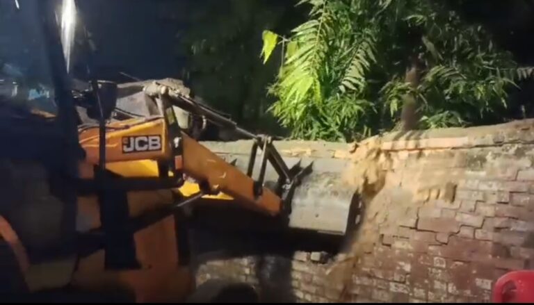 लखनऊ तिहरे हत्याकांड के आरोपी ऋषभ शुक्ला के घर चला बुलडोजर, नजूल जमीन पर बने अवैध हिस्से को किया ध्वस्त