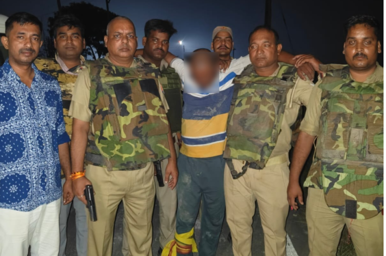 गोरखपुर में गोवध मामले के वांछितों से पुलिस की मुठभेड़, एक के पैर में लगी गोली; दो गिरफ्तार
