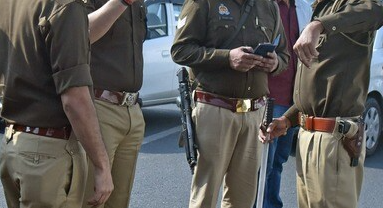 मुजफ्फरनगर में पुलिस टीम को घेरा, हिरासत से आरोपी छुड़ाने का आरोप; VIDEO वायरल होते ही मचा हड़कंप