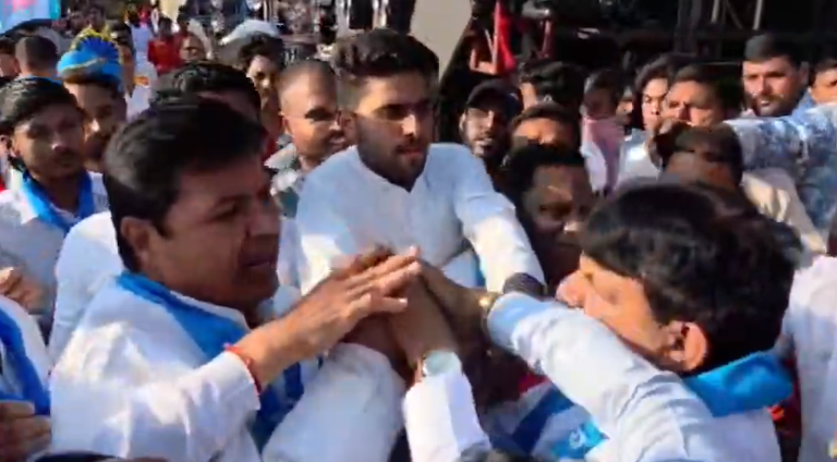 मुजफ्फरनगर में मंत्री कपिल देव और सपा नेता राकेश शर्मा भिड़े! माइक छीनने की कोशिश, वाल्मीकि चौक के नामकरण पर बवाल