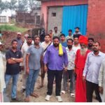 शुकतीर्थ में 8 साल से बदहाल सड़क पर फूटा आक्रोश, गारे-जलभराव से श्रद्धालु और स्कूली बच्चे परेशान