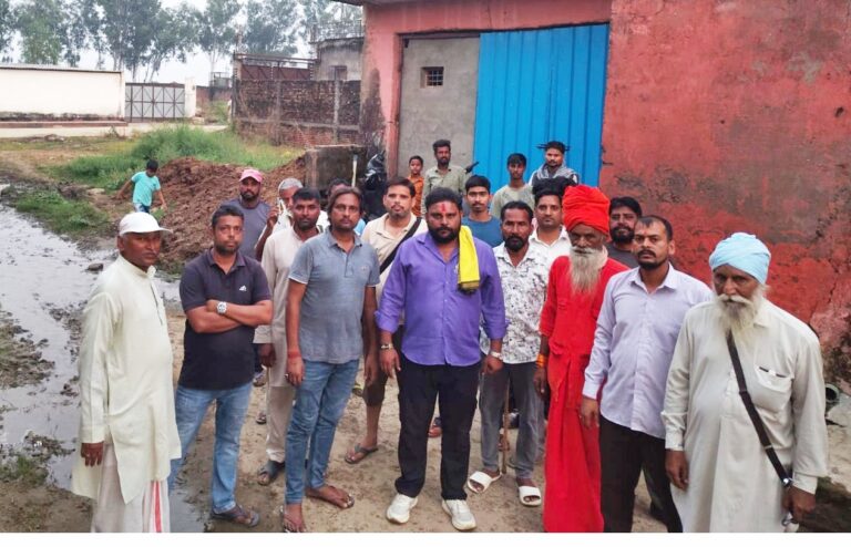 शुकतीर्थ में 8 साल से बदहाल सड़क पर फूटा आक्रोश, गारे-जलभराव से श्रद्धालु और स्कूली बच्चे परेशान